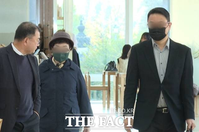 윤석열 전 대통령의 부인 김건희 여사의 모친 최은순 씨와 오빠 김진우 씨가 4일 오전 서울 종로구 KT광화문빌딩 웨스트에 마련된 김건희 여사의 의혹을 수사하는 민중기 특별검사 사무실에 피의자 신분으로 출석하고 있다. /서울 종로구=김기범 기자