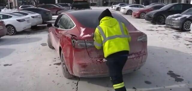 슈퍼차저에서 충전을 하지 못한 테슬라 소유주가 차량을 이동시키는 모습 (사진=폭스뉴스 캡쳐)