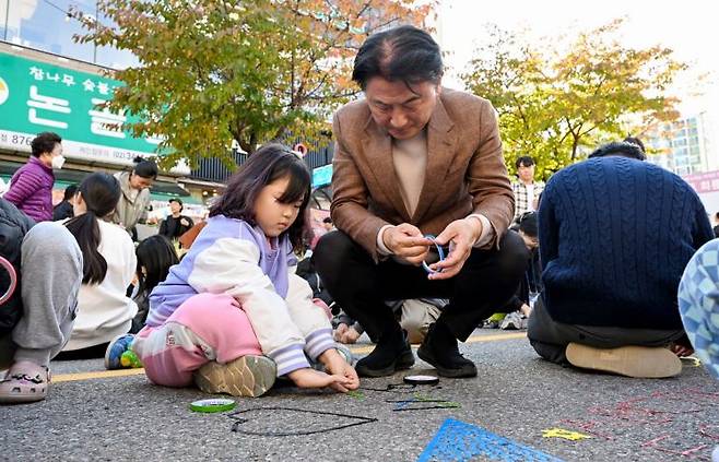 김동근 의정부시장이 '세대 어우러진 도심 축제'에서 그림을 그리는 어린이를 살펴보고 있다. 의정부시 제공
