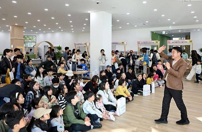 김동근 의정부시장이 ‘2025 의정부 Learn FESTA’에서 시민들과 소통하고 있다. 의정부시 제공