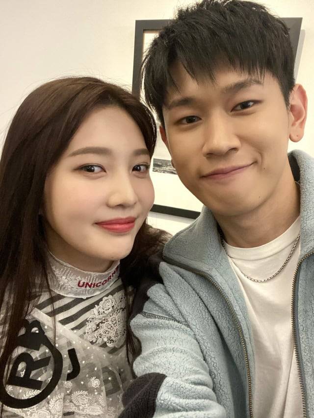 '자나깨나' 앨범 발표 당시의 크러쉬와 조이. /인스타그램