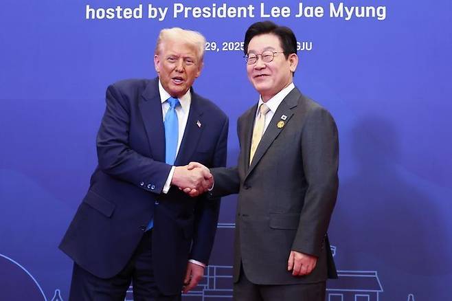 이재명 대통령이 지난달 29일 경북 경주 힐튼호텔 그랜드볼룸에서 열린 대통령 주최 정상 특별만찬에 앞서 도널드 트럼프 미국 대통령을 영접하고 있다. ⓒ연합뉴스