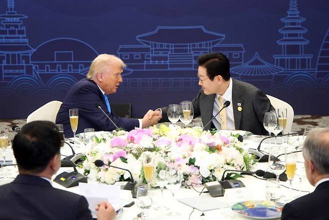 이재명 대통령이 지난달 29일 경북 경주 힐튼호텔 그랜드볼룸에서 열린 대통령 주최 정상 특별만찬에서 도널드 트럼프 미국 대통령과 악수하고 있다. ⓒ뉴시스