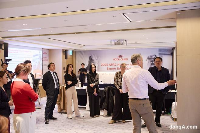 로얄캐닌이 아시아태평양 지역 수의사를 초청한 가운데 반려동물 건강한 노화를 위한 수의사 좌담회를 개최했다. 각국 수의사들이 반려동물에 관한 최신 지견을 공유하고 의견을 논의하고 있다.