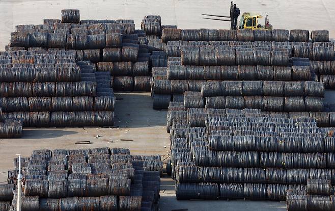 29일 오후 경기 평택시 포승읍 평택항에 철강제품이 쌓여있는 모습. 2025.10.29/뉴스1