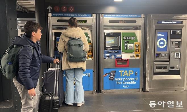 3일(현지 시간) 미국 뉴욕 맨해튼의 지하철 역에 있는 뉴욕 지하철 탑승권 ‘메트로카드’ 판매 기기. 당국이 올해 말까지만 이 카드를 사용하기로 하면서 이 기계 또한 역사 속으로 사라지게 됐다. 뉴욕=임우선 특파원 imsun@donga.com