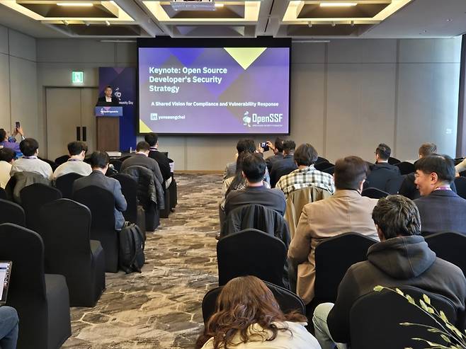 최윤성 고려대 소프트웨어 보안학과 교수는 4일 오전 서울 강남구 그랜드인터컨티넨탈 서울 파르나스 호텔에서 열린 '오픈SSF 코리아 커뮤니티 데이'에서 키노트 발표를 하고 있다.