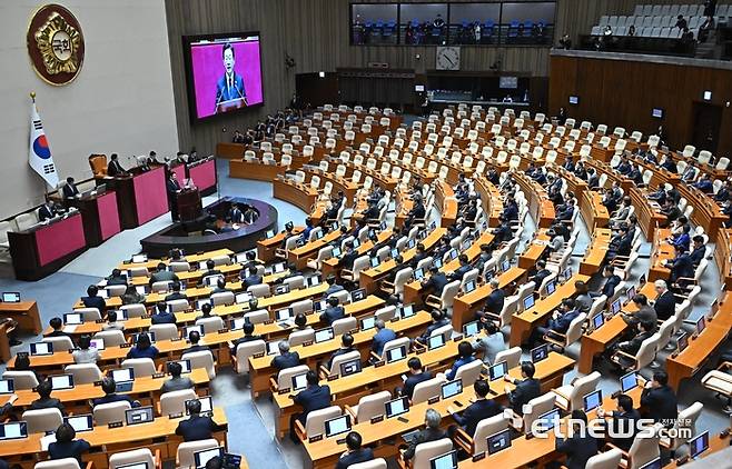 이재명 대통령이 4일 서울 여의도 국회에서 2026년도 예산안 관련 시정연설을 하고 있다. 이동근기자 foto@etnews.com