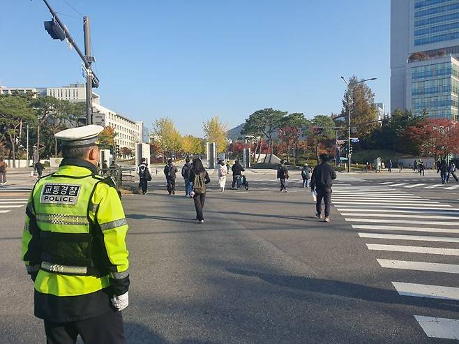 4일 오전 연세대학교 정문 앞 삼거리에서 경찰관이 보행자들을 지켜보고 있다. 사진=최승한 기자