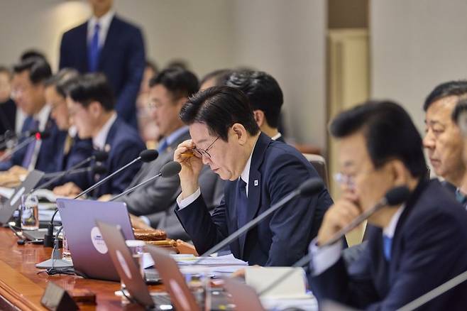 이재명 대통령이 4일 서울 용산 대통령실 청사에서 열린 국무회의에서 자료를 살펴보고 있다. 대통령실 제공