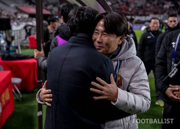 서정원 감독(왼쪽, 청두룽청), 김기동 감독(FC서울). 서형권 기자