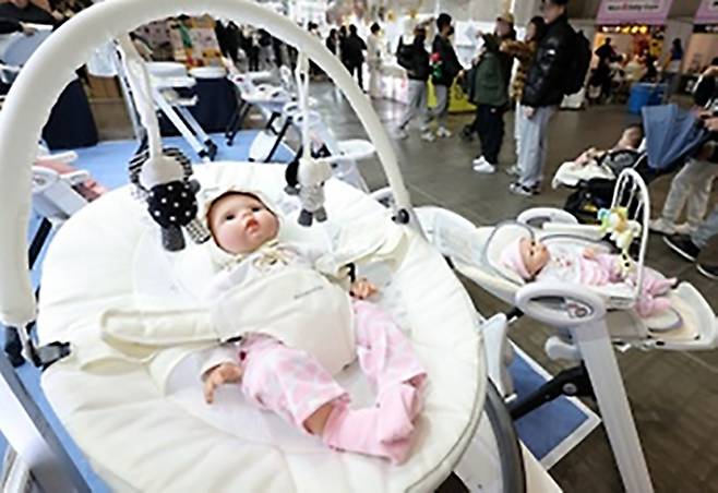 경기 고양시 킨텍스에서 열린 '제46회 맘앤베이비엑스포'를 찾은 관람객들이 아기 요람을 살펴보고 있다. 2024.3.3. (ⓒ뉴스1, 무단 전재-재배포 금지)