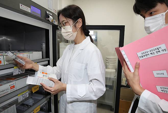 대전 유성보건소에서 관계자가 병·의원에 배포할 인플루엔자(독감) 백신을 점검하고 있는 모습.(ⓒ뉴스1, 무단 전재-재배포 금지)