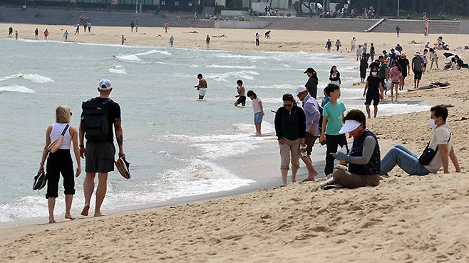 전국적으로 무더운 날씨를 보인 지난 9일 오후 부산 해운대해수욕장을 찾은 관광객들과 시민들이 더위를 식히고 있다.(사진=저작권자(c) 연합뉴스, 무단 전재-재배포 금지)