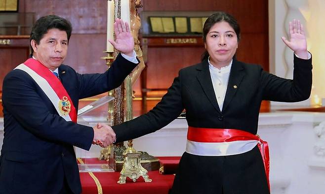 2022년 11월25일 페드로 카스티요 당시 페루 대통령(왼쪽)이 베트시 차베스 전 총리를 임명하는 모습. AFP 연합뉴스