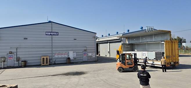 4일 환경부 등의 관리 아래 충북 음성군 대소면의 한 화학물질 취급업체에서 비닐아세테이트 모노머(VAM) 회수·이동 조처가 이뤄지고 있다. 오윤주 기자