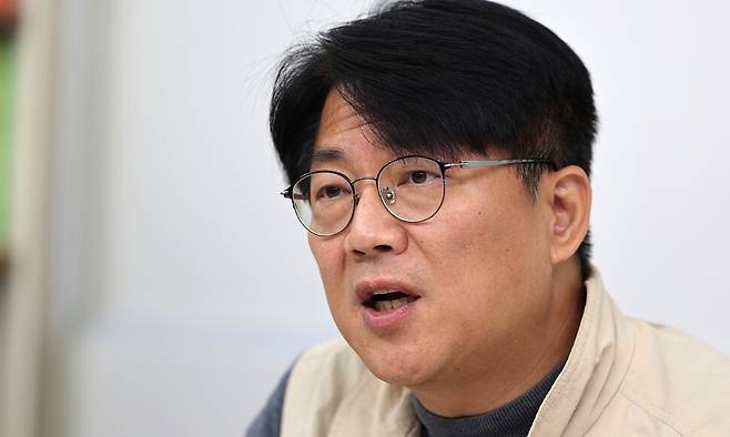 이호찬 전국언론노동조합 위원장이 3일 오전 서울 중구 프레스센터 언론노조 사무실에서 민주당의 ‘허위조작정보 근절법’의 문제점을 주제로 한겨레와 인터뷰하고 있다. 류우종 선임기자 wjryu@hani.co.kr