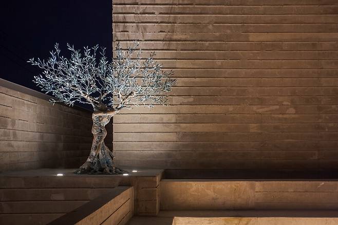 2025년 전북 김제 만경교회 순교기념관 외부 광장에 설치된 ‘생명의 나무’(Albero dela vita). 사진작가 박우정 제공