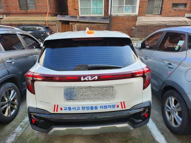 회사가 지급한 휴대용 경광등을 차량 지붕 위에 올린 모습. 교통사고조사원 김인식씨는 주먹보다 작은 경광등이 제 역할을 하기는 역부족이라고 말했다. 송주용 기자