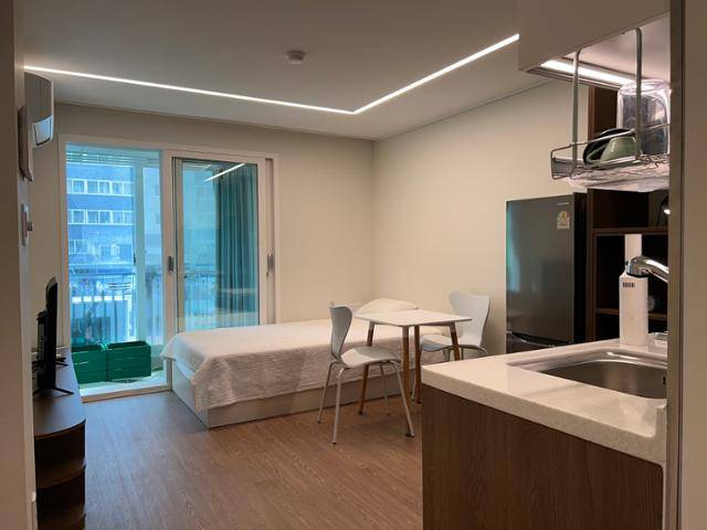 LH가 올해 초 개축한 영구임대주택 가좌주공1단지 아파트 내부. LH는 앞으로 리모델링하는 모든 일반형 임대주택을 이와 똑같이 꾸밀 계획이다. 김민호 기자