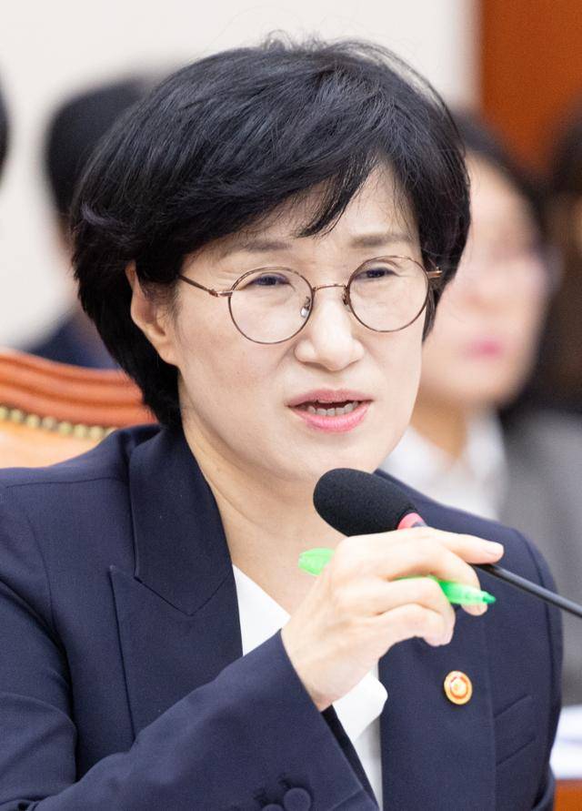 원민경 성평등가족부 장관이 4일 서울 여의도 국회에서 열린 성평등가족위원회 성평등가족부 등에 대한 국정감사에 출석해 의원 질의에 답변하고 있다. 뉴스1