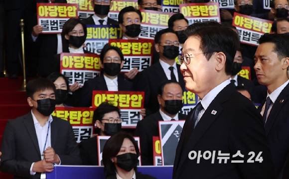 이재명 대통령이 4일 내년도 정부 예산안에 대한 시정연설을 하기 위해 서울 여의도 국회에 도착, 피케팅 시위를 벌이고 있는 국민의힘 의원들에게 인사한뒤 이동하고 있다. [사진=국회사진기자단]