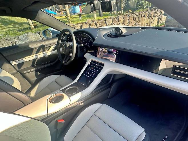 포르쉐 타이칸 터보 실내 / 출처=IT동아