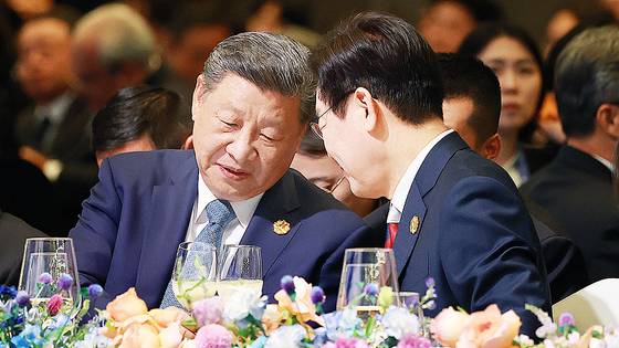 이재명 대통령이 지난달 31일 경북 경주시 라한셀렉트호텔에서 열린 2025 아시아태평양경제협력체(APEC) 정상회의 갈라만찬에서 시진핑 중국 국가주석과 대화하고 있다. 연합뉴스