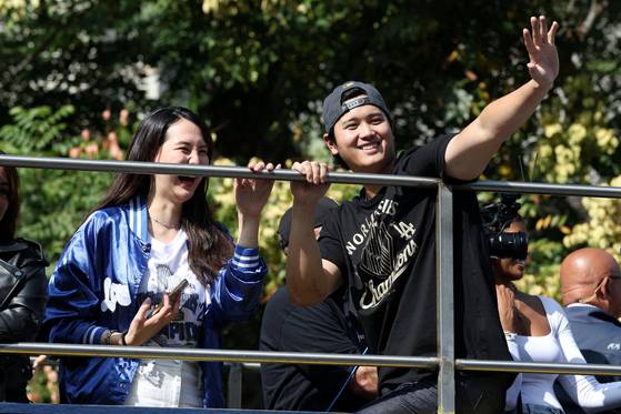 아내와 다나카 마미코와 함께 카 퍼레이드 행사에 동참한 LA 다저스 간판스타 오타니 쇼헤이. 로이터=연합뉴스