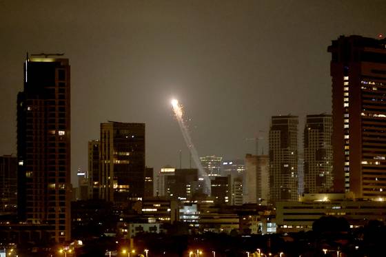 이스라엘의 방공 시스템인 아이언 돔이 17일(현지시간) 이스라엘 텔아비브 상공에서 이란에서 발사된 미사일을 요격하고 있다. EPA=연합뉴스