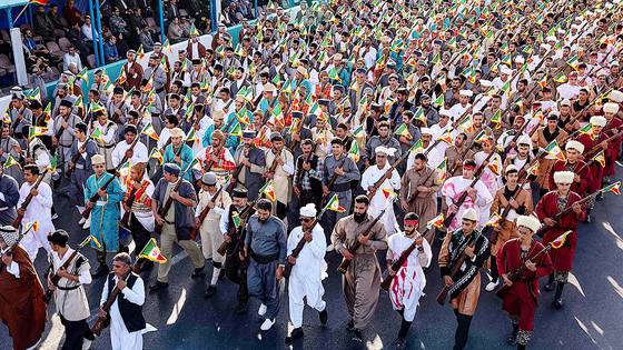 이란의 바시지 군인과 혁명 수비대가 지난해 9월 21일(현지시간) 테헤란에서 사담 후세인의 이라크와의 1980~1988년 전쟁 발발 기념일을 기념하는 연례 군사 퍼레이드에서 전통 의상을 입고 행진하고 있다. AFP=연합뉴스