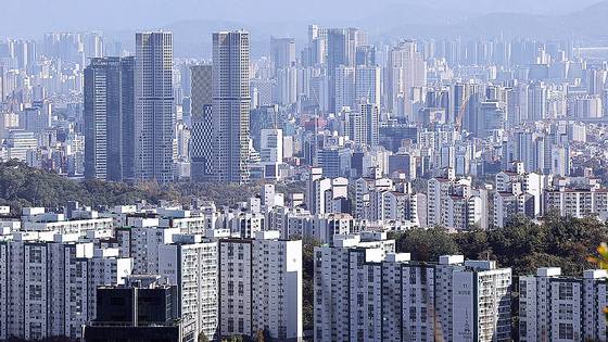 서울 남산에서 바라본 아파트 단지 모습. 뉴스1