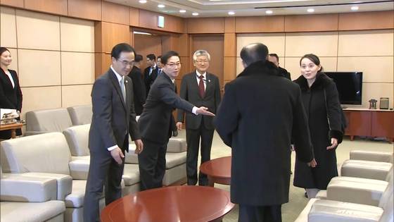 2018년 2월 8일 북한 대표단 일원으로 방남한 김여정 노동당 부부장이 인천국제공항 귀빈실에 들어서자 조명균 통일부 장관의 앞자리인 상석 소파에 앉을 것을 권유하는 김영남 당시 최고인민회의 상임위원장의 뒷모습. 청와대사진기자단