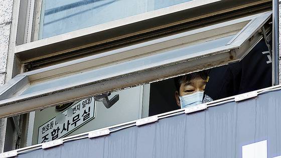 4일 서울 강동구 천호동의 한 재개발조합 사무실에서 흉기 난동 사건이 발생, 경찰 과학수사대가 현장 조사를 하고 있다. 뉴스1