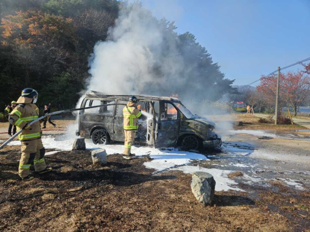▲ 4일 오전 10시 12분쯤 고성군 거진읍 화진포 호수 인근에서 불이난 차량에서 소사자가 발견됐다. 강원도소방본부 제공