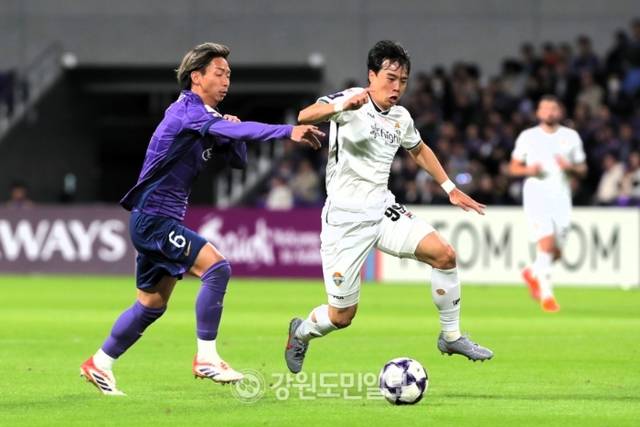 ▲ 강원FC 강준혁이 4일 일본 히로시마 사커 스타디움에서 열린 산프레체 히로시마와 2025-2026 AFC 챔피언스리그 엘리트 리그 스테이지 동아시아 4차전에서 돌파를 시도하고 있다. 한규빈 기자