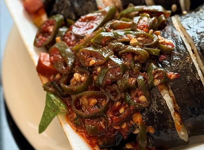 땡초 무침을 듬뿍 올려 매콤하다. 사진=박소윤