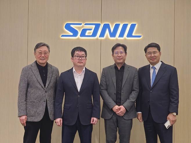 사진 왼쪽부터 김태수 산일전기 사장, 박상옥 국가철도공단 부장, 김지욱 인천지방조달청장, 박동석 산일전기 회장. 인천지방조달청 제공