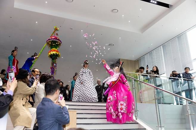 지난달 31일 경기도 과천시 지식산업센터 '펜타원'에서 열린 갤러리 '오각 선'의 개관 기념 공연./사진=에이트스페이스