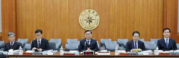 국정원 김희수 기획조정실장(왼쪽부터), 이동수 제1차장, 이종석 원장, 김호홍 제2차장, 김창섭 제3차장이 4일 서울 서초구 내곡동 국가정보원에서 열린 국회 정보위원회 국정원에 대한 국정감사에 출석해 있다. 연합뉴스