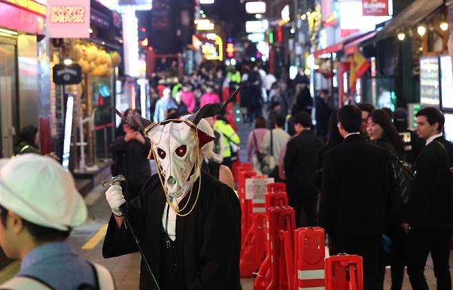 People wearing costumes roam the streets of Itaewon in central Seoul on Halloween, or Oct. 31. [YONHAP]