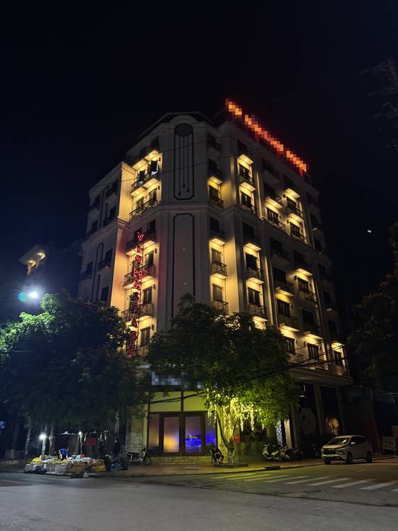 A massage parlor occupies an entire eight-story building in Bac Ninh. On July 1, 10 Korean researchers were denied entry with the explanation “only for boys.” [WOMEN MIGRANTS HUMAN RIGHTS CENTER OF KOREA]