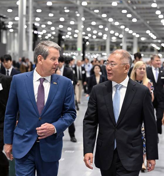 Georgia Gov. Brian Kemp, left, and Hyundai Motor Group Executive Chair Euisun Chung tour the company's $5.5 billion EV plant in Georgia on March 27. [NEWS1]