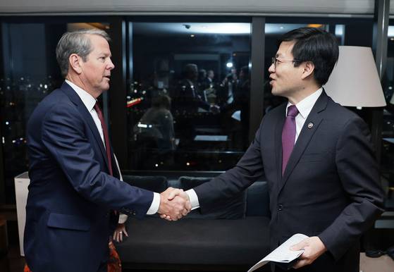 Georgia Gov. Brian Kemp, left, shakes hands with Trade Minister Yeo Han-koo during his three-day visit to Korea in Yongsan, central Seoul, on Oct. 23. [YONHAP]