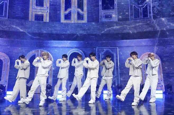그룹 아홉이 4일 오후 서울 광장동 예스24 라이브홀에서 미니 2집 ‘더 패시지’ 발매 기념 미디어 쇼케이스를 열고 무대를 펼치고 있다. F&F엔터테인먼트 제공