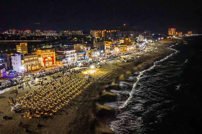 지난달 30일부터 2일까지 4일간 강릉 안목 커피거리 일원에서 열린 ‘2025 제17회 강릉커피축제’에서 ‘별이 빛나는 밤에’ 등 야간 행사들이 펼쳐지고 있다. 강릉시 제공