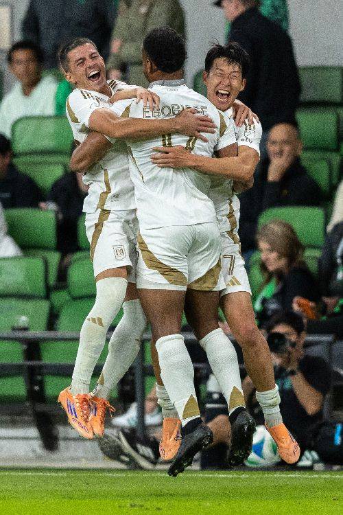 LAFC 손흥민(오른쪽)이 3일(한국시간) 미국 텍사스주 오스틴 Q2 스타디움에서 열린 2025 미국 메이저리그사커(MLS) 플레이오프 서부 콘퍼런스 1라운드 2차전에서 후반 추가시간 제러미 에보비스(가운데)가 골을 넣자 세르히 팔렌시아와 함께 부둥켜 안고 기뻐하고 있다. AP연합뉴스