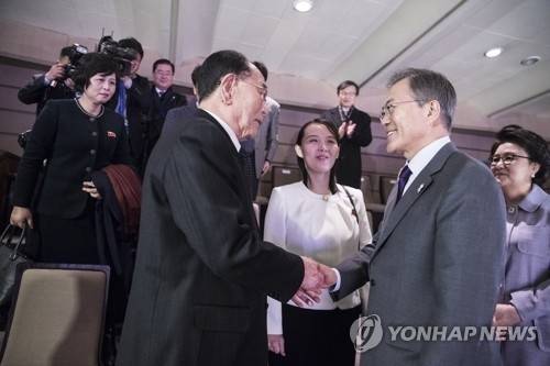 문재인 전 대통령이 2018년 2월 11일 서울 국립중앙극장 해오름극장에서 김정은 노동당 위원장의 특사 자격으로 방남한 김여정 당 중앙위 제1부부장(가운데), 김영남 최고인민회의 상임위원장과 공연 관람을 마치고 대화하고 있다.  [연합뉴스 자료사진]