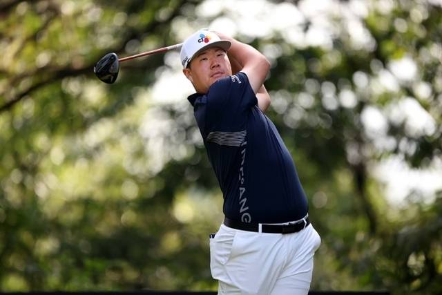 임성재가 지난달 25일 충남 천안의 우정힐스CC에서 열린 DP월드투어와 KPGA투어 공동 주관 대회인 제네시스 챔피언십 에서 드라이버티샷을 하는 모습. 임성재는 잠시 골프의류 대신 군복을 입고 국방의 의무를 하고 있다. KPGA