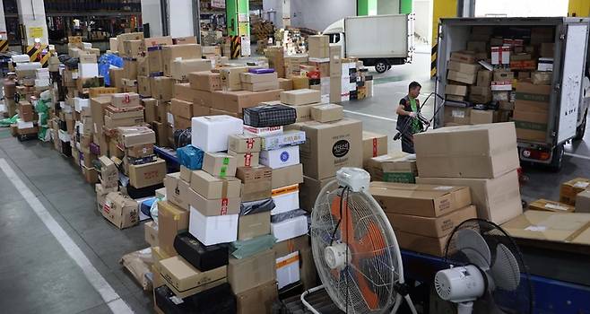 서울 송파구 서울복합물류단지에 택배 상자들이 쌓여 있다. 사진과 기사는 관련 없음. [한주형 기자]